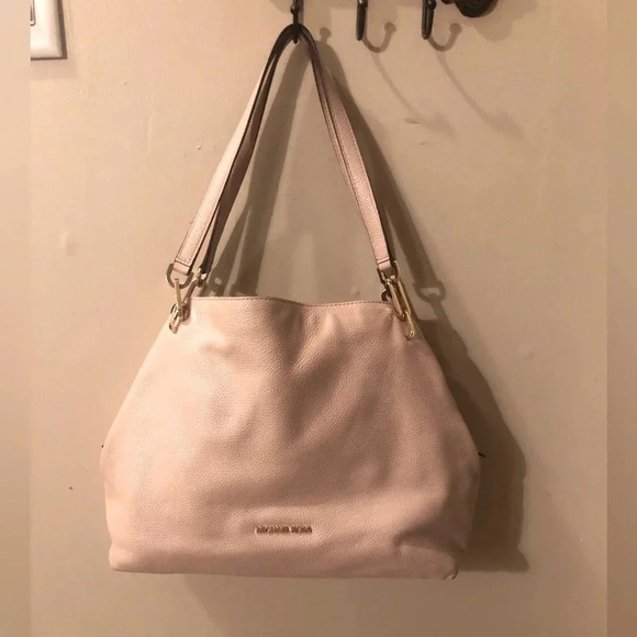 Michael Kors Handbags - Michael Kors Raven tote bag in soft pink